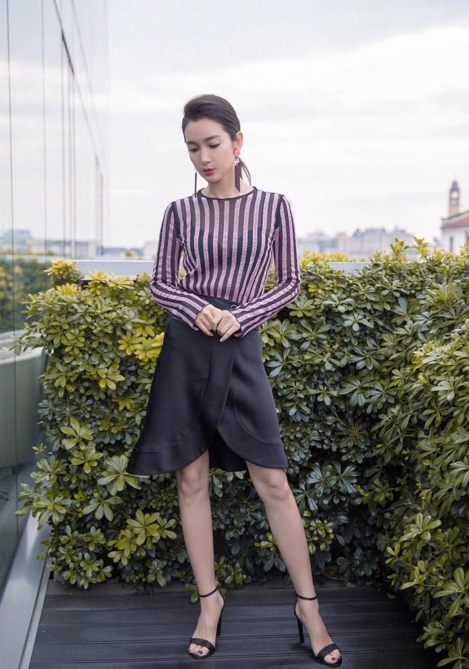 李冰冰米兰时装周小秀性感 一袭条纹上衣配短裙勾勒完美好身材
