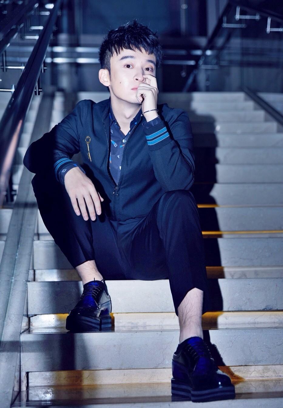 董子健机场接老婆狂撒狗粮秀恩爱, 90后成"老干部"也没谁了