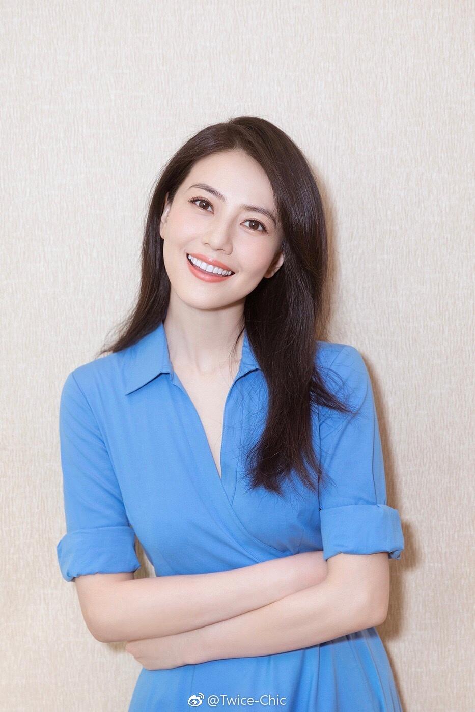 高圆圆发布最新活动照,一袭蓝色裙装惊艳众人,好不漂亮