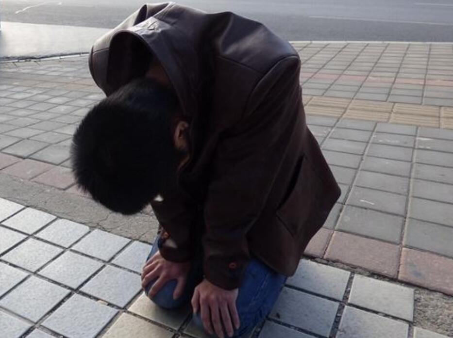 孩子反复高烧40度去到医院治疗后丈夫后悔跪地求我原谅