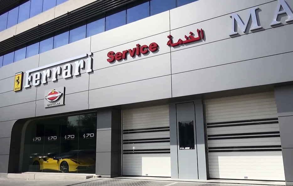 跟着土豪去法拉利4s店看一看,拉法也在展厅,网友:太帅了