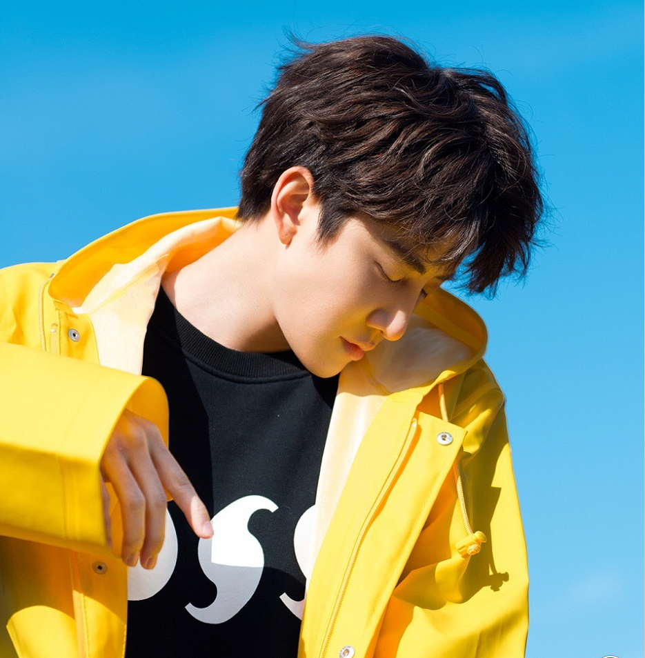 mike最新街拍,黄色外套突显肤色白皙,让人看起来青春活力