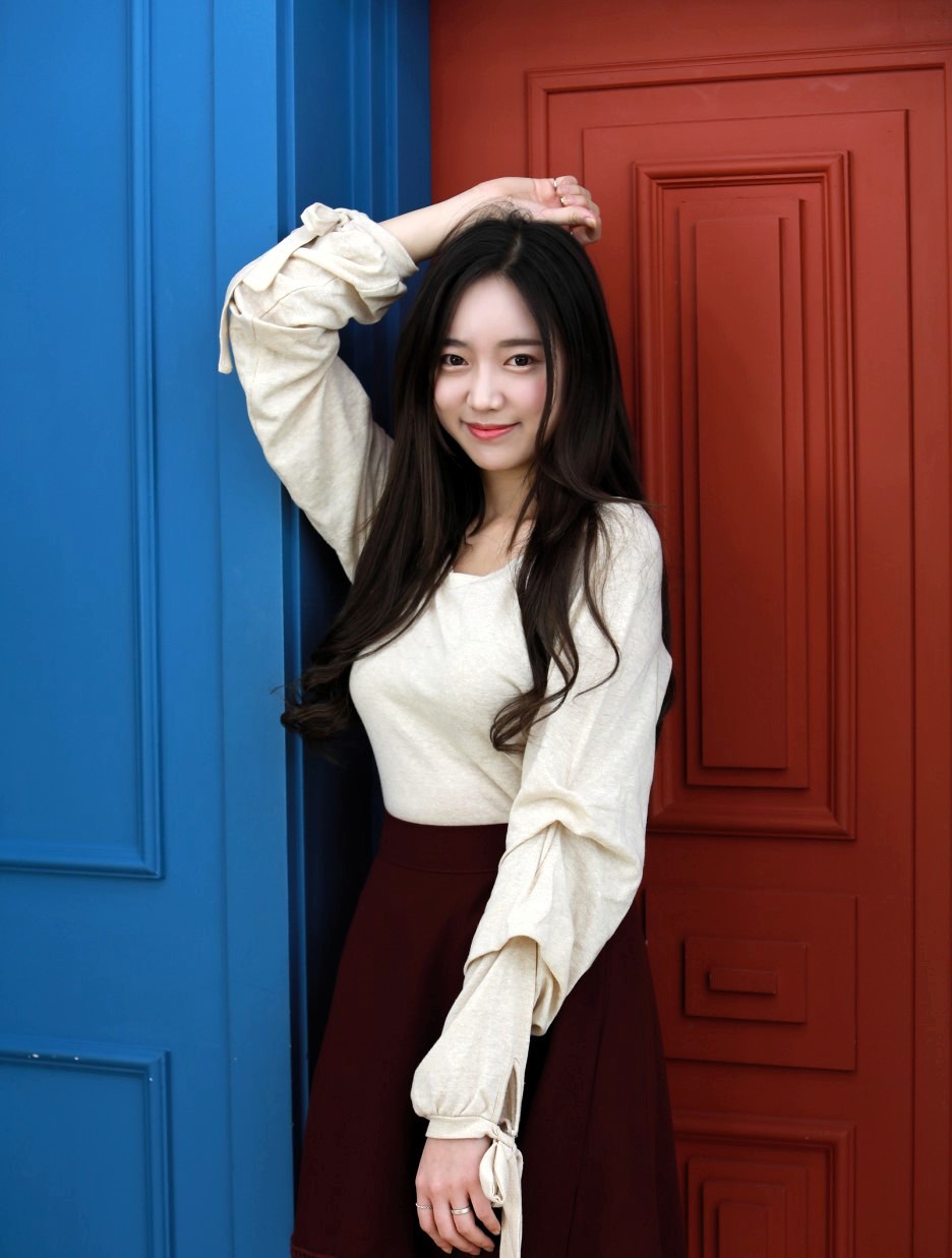 一个长发飘飘,笑容甜美而可爱的小姑娘!