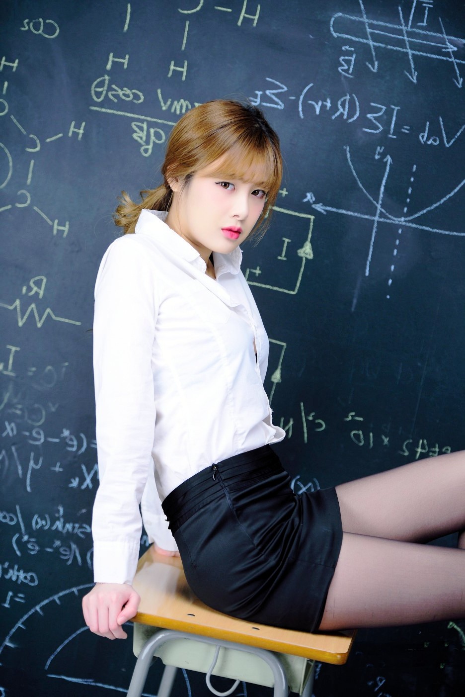 学校里新来一个爱拍照的美女老师