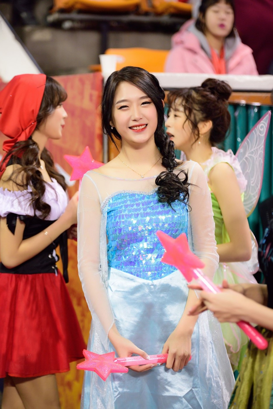 活动会上一个清新美丽,笑起来好开心的美女演员