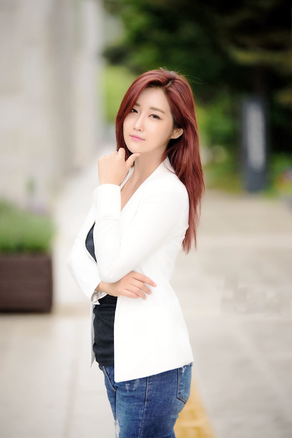 人像摄影(走在路上的气质靓丽美女)人像摄影(走在路上的气质靓丽美女)