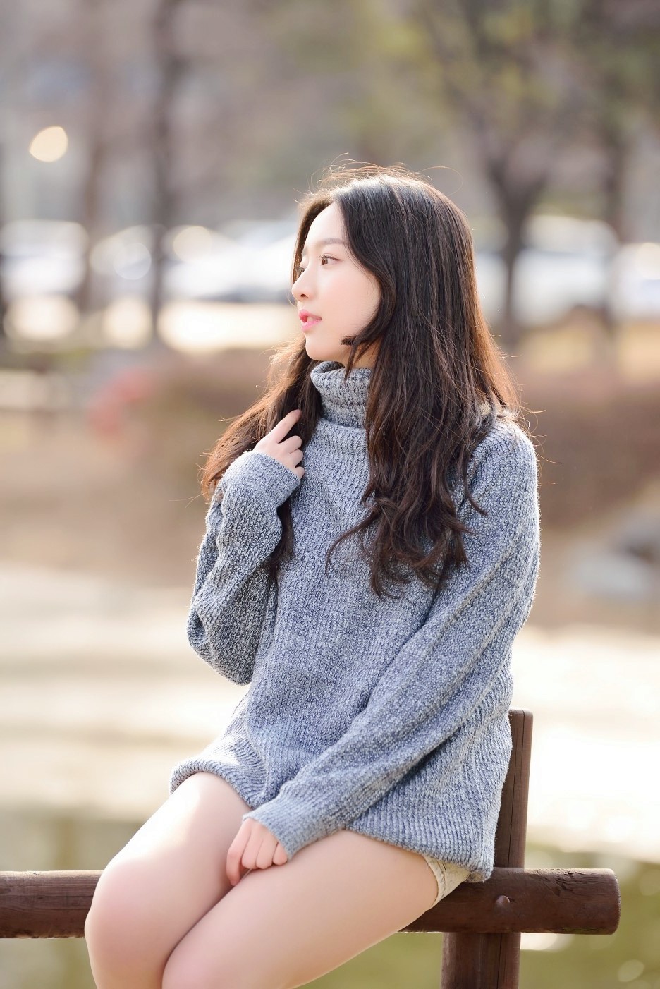 冬日阳光下一个清秀美丽的少女姑娘