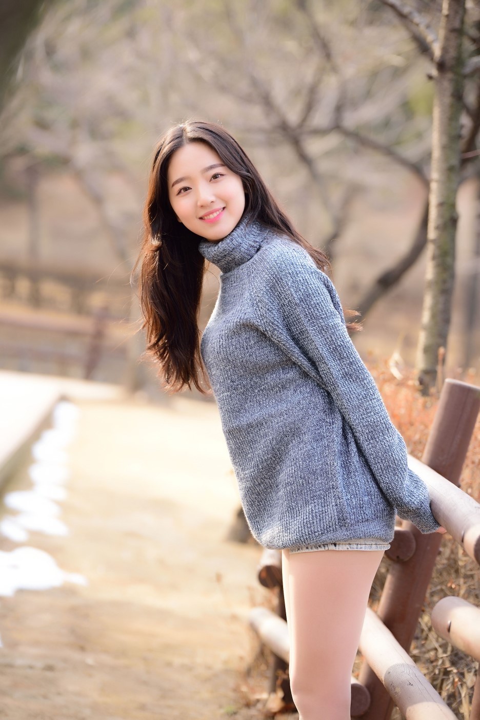 一个回到景色秀美小山村的清秀美丽姑娘|人像摄影|村庄|女子_新浪新闻