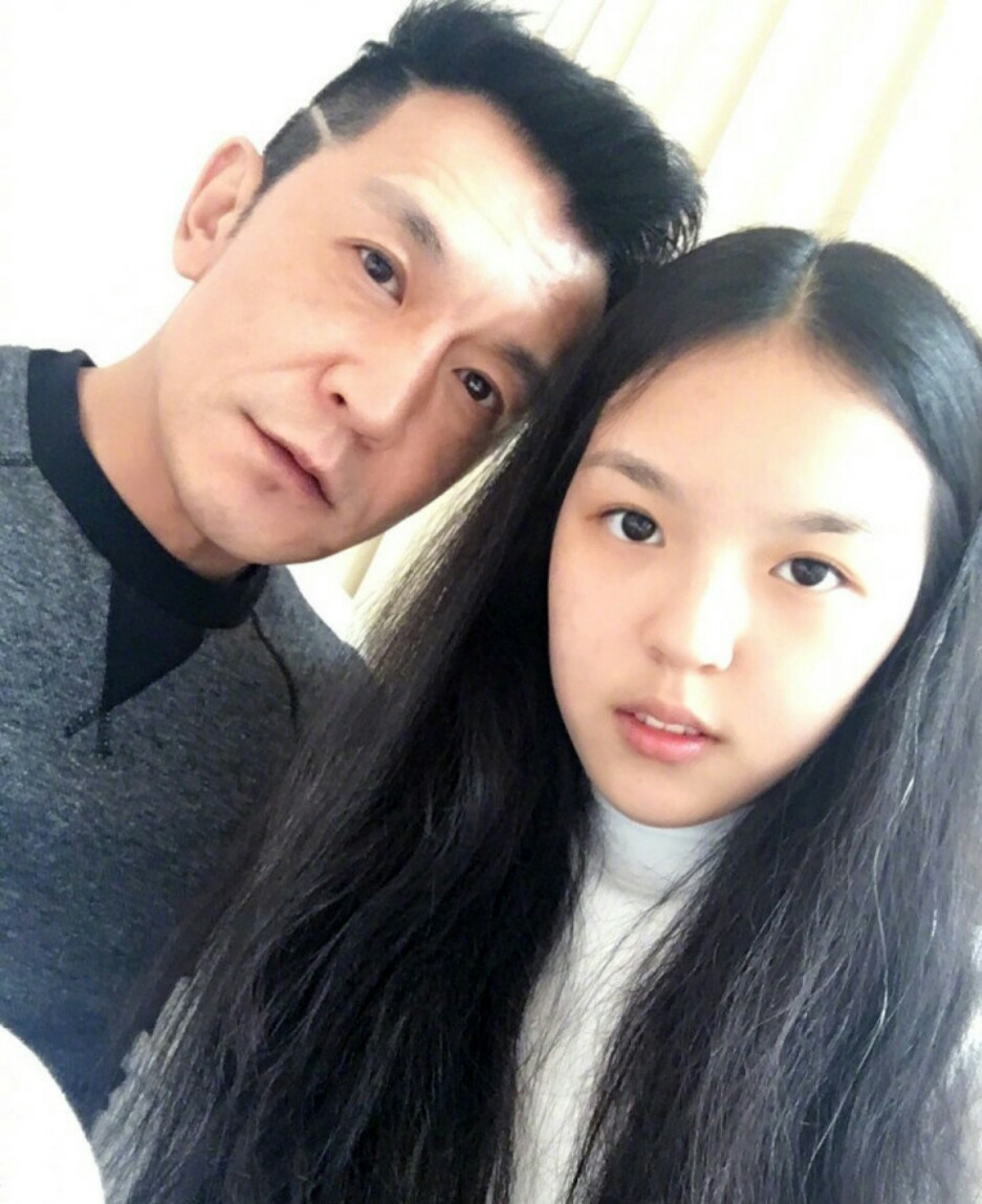 比如著名主持人李咏和哈文的女儿,小姑娘在小时候并不是非常漂亮,一双
