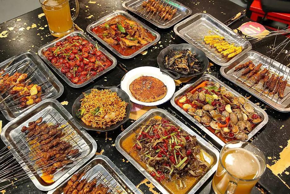 钟楼藏着全西安最火爆的烧烤摊!妹子多,肉不贵,酒便宜!