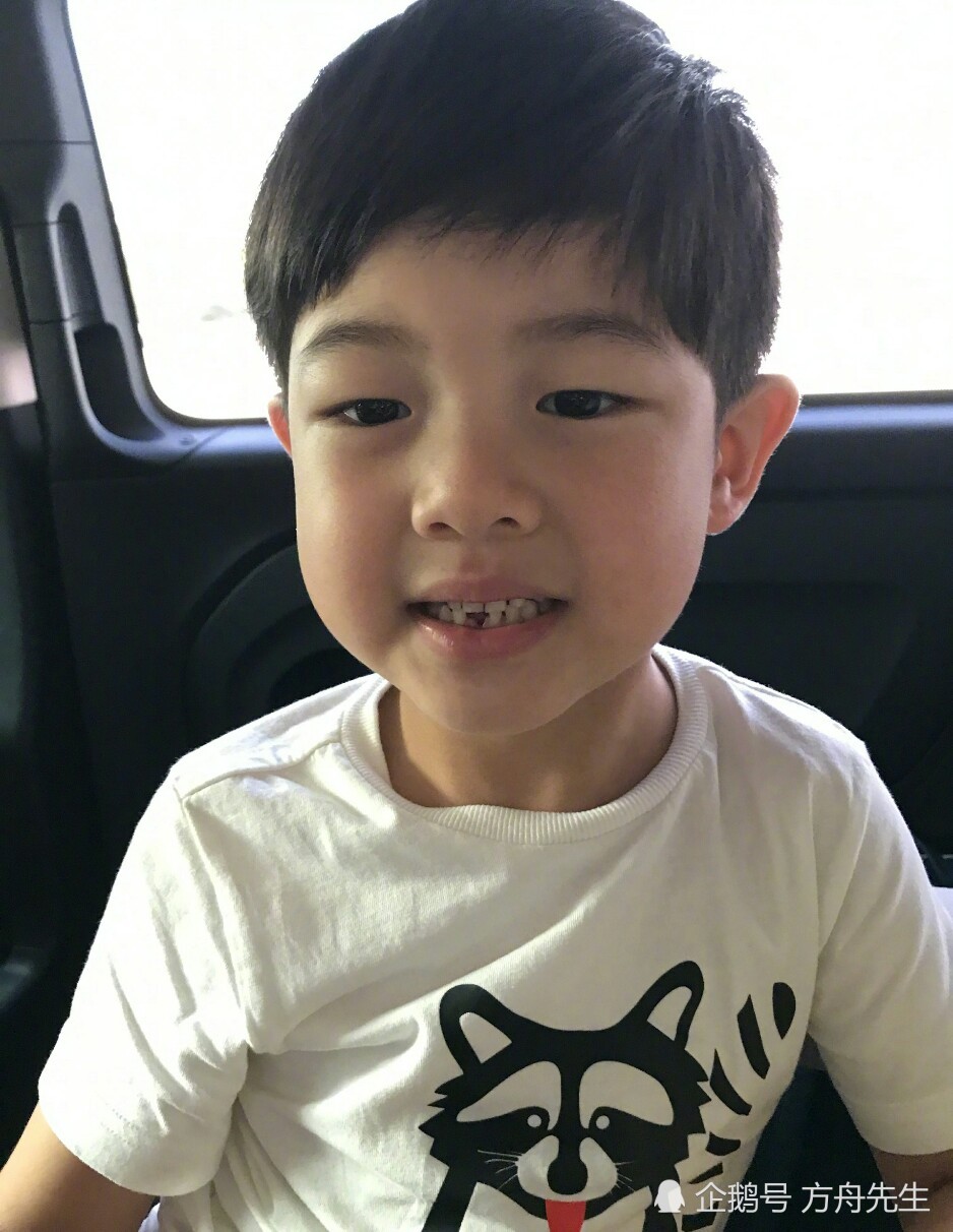 正文  众所周知,作为沙溢一家最帅的小男人,沙俊伯有着绝对高的人气