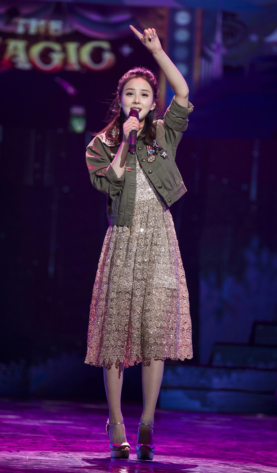 氧气小花金思雨加盟长春春晚舞台甜美献唱年度热曲《带你去旅行》