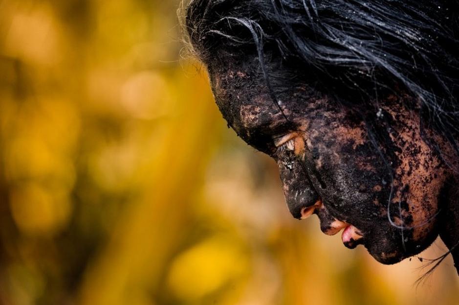 无辜女子被认定恶魔附体, 全身涂满黑泥被十字架钉在燃烧的魔法阵