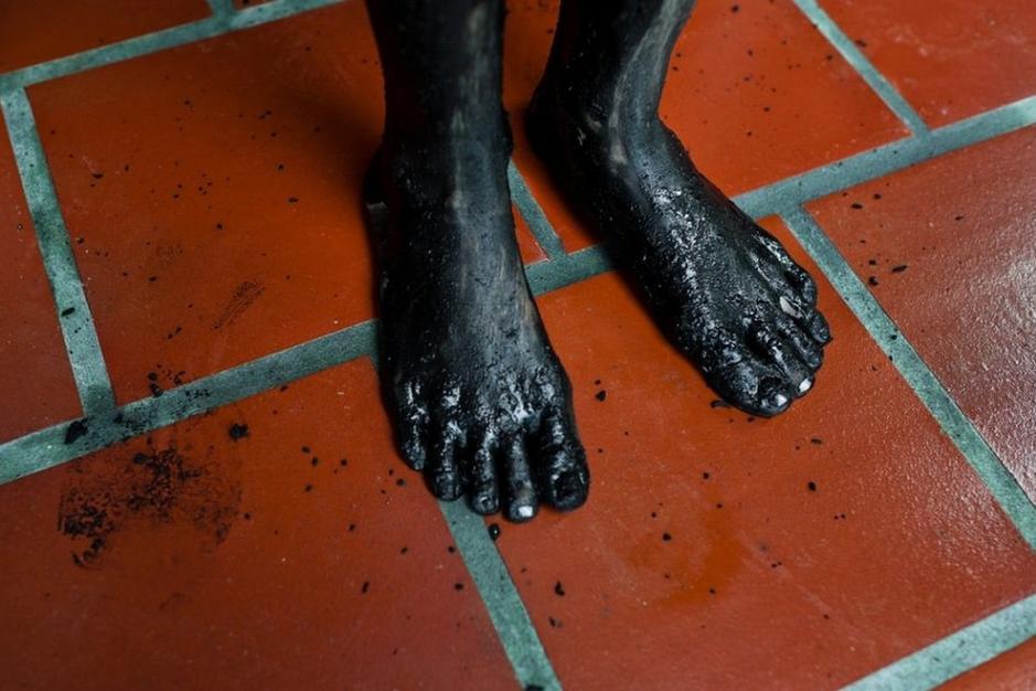 无辜女子被认定恶魔附体, 全身涂满黑泥被十字架钉在燃烧的魔法阵