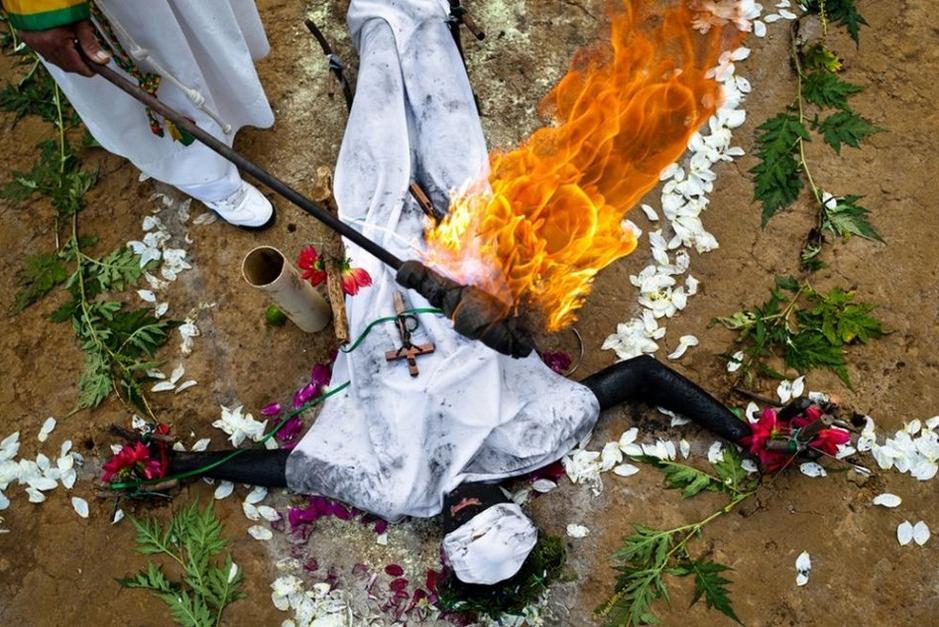 无辜女子被认定恶魔附体, 全身涂满黑泥被十字架钉在燃烧的魔法阵