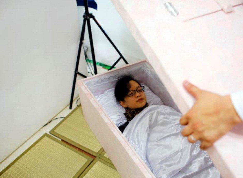 殡仪馆死去的年轻女孩图片