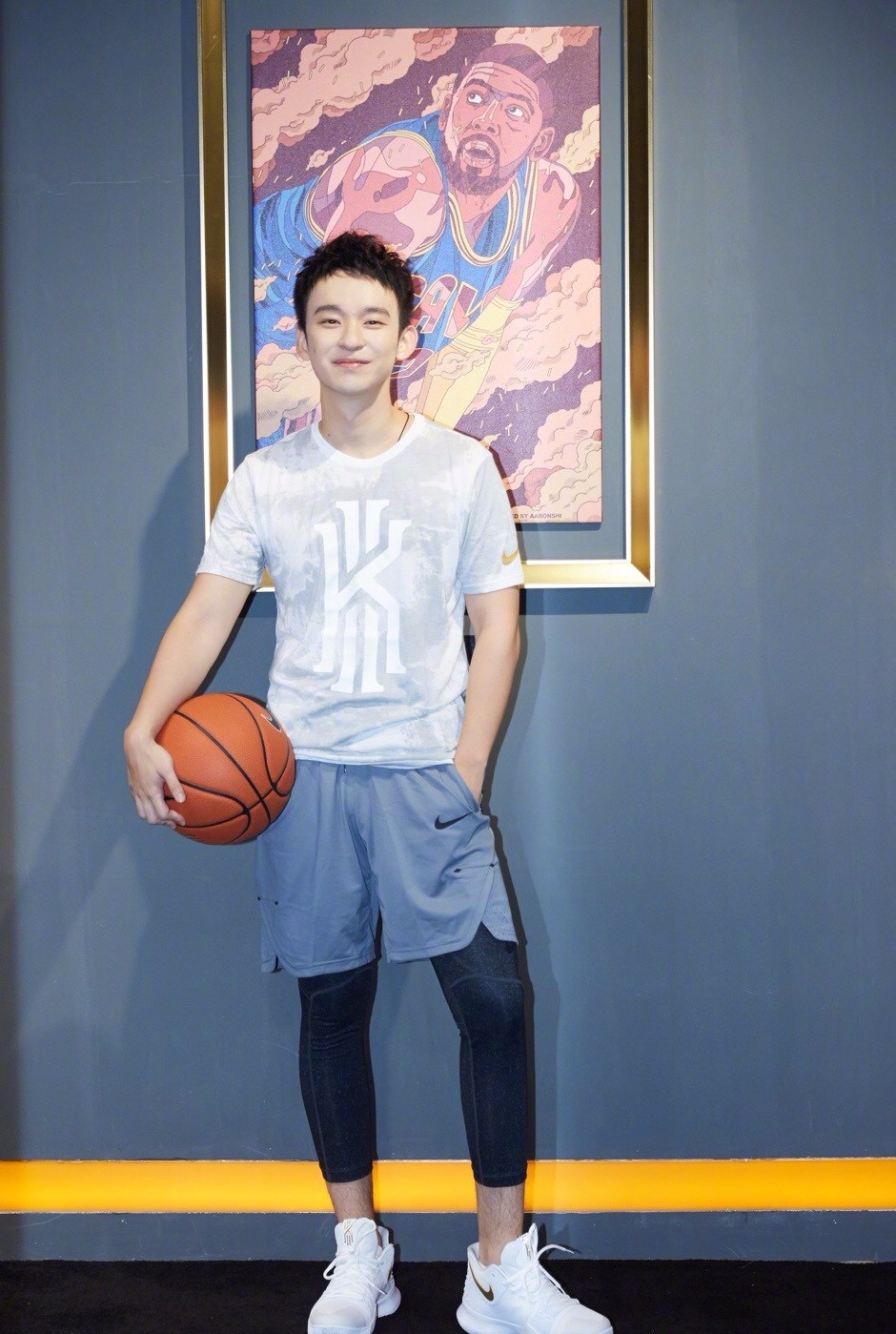 董子健机场接老婆狂撒狗粮秀恩爱,90后成"老干部"也没谁了