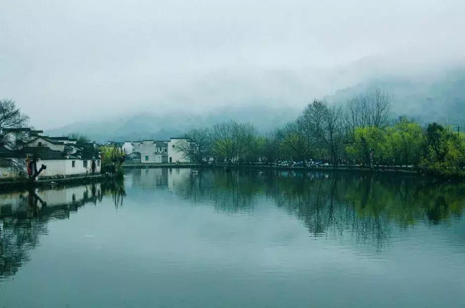春色犹浅,黄鹂飞在翠柳枝   梨花带雨,落絮纷纷等二月   在草长莺飞