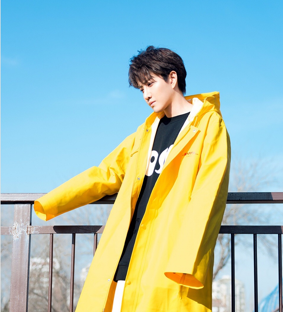 mike最新街拍,黄色外套突显肤色白皙,让人看起来青春活力