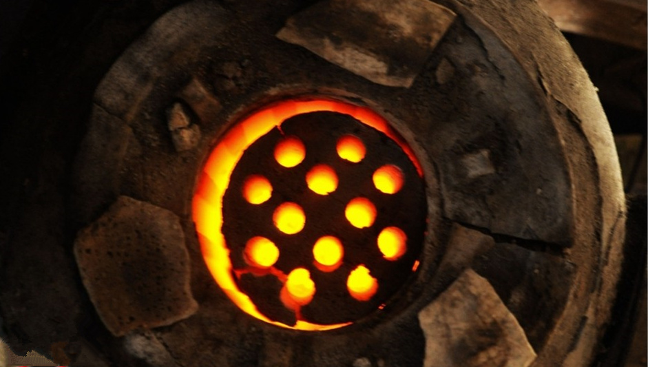 冬天烧煤球很费钱,刘大爷烧煤球都是省着用,他说一个冬天买了500个