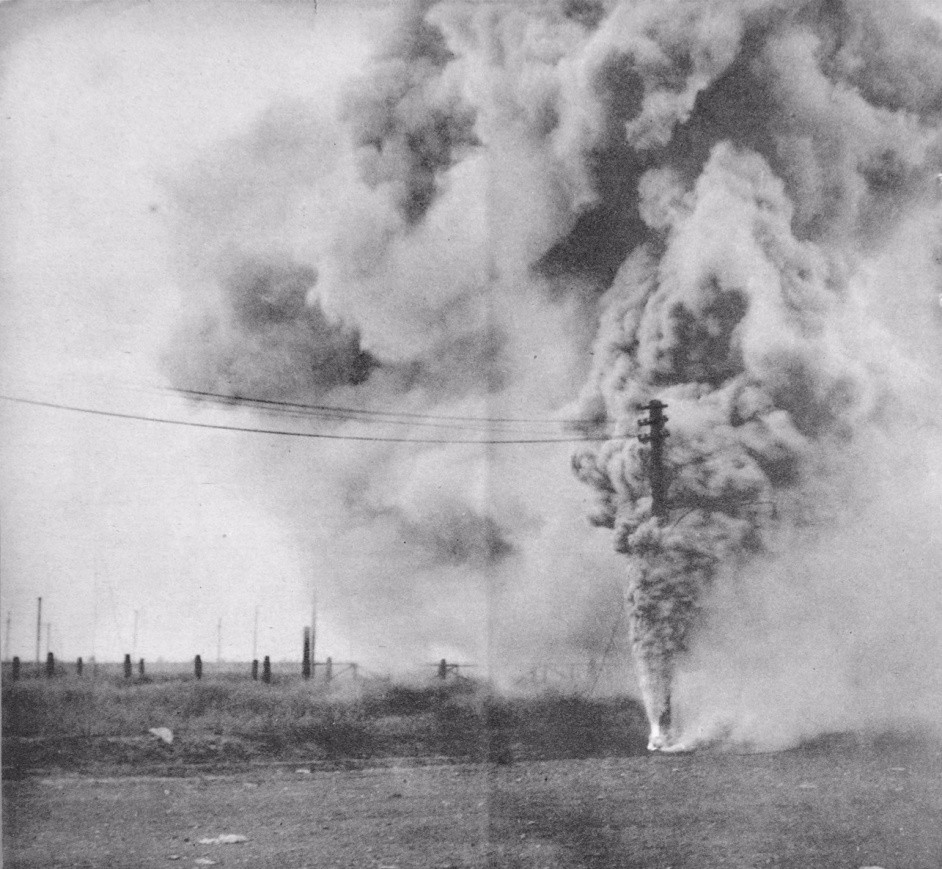 登陆后尝试散开阵型的日本侵略部队饭田部队在投放烟雾弹(九月六日)