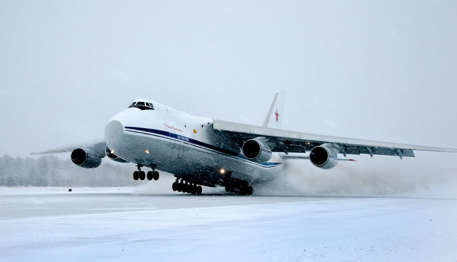 冰天雪地 俄罗斯400吨大飞机腾空而起 50岁老飞机紧随其后