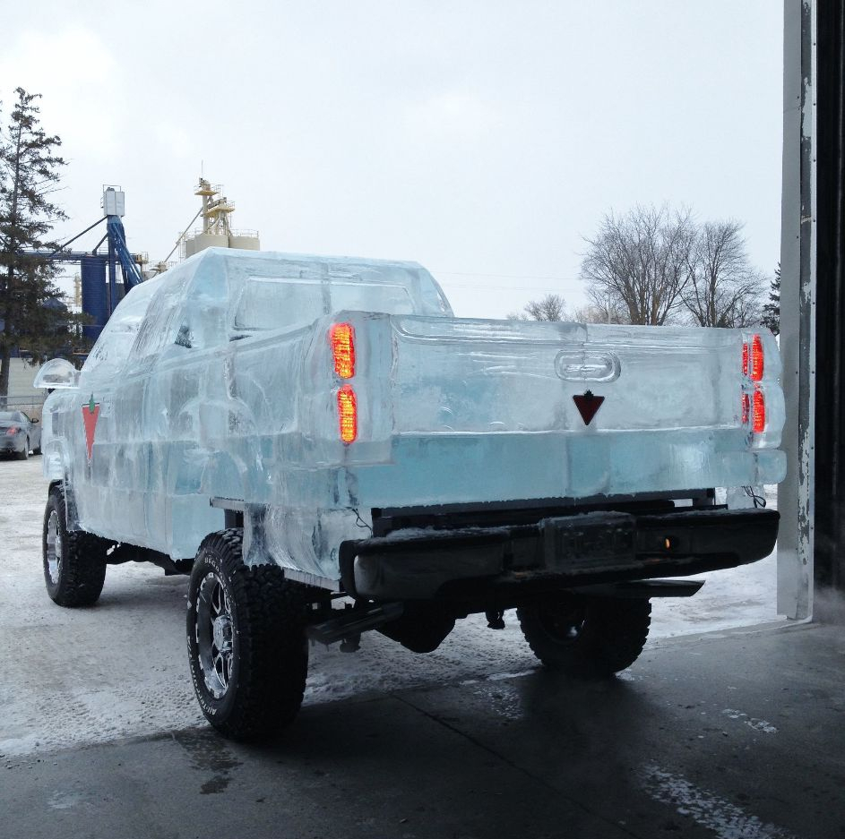 果然人类的想象力是我们前进的动力.连冰都可以做汽车了.