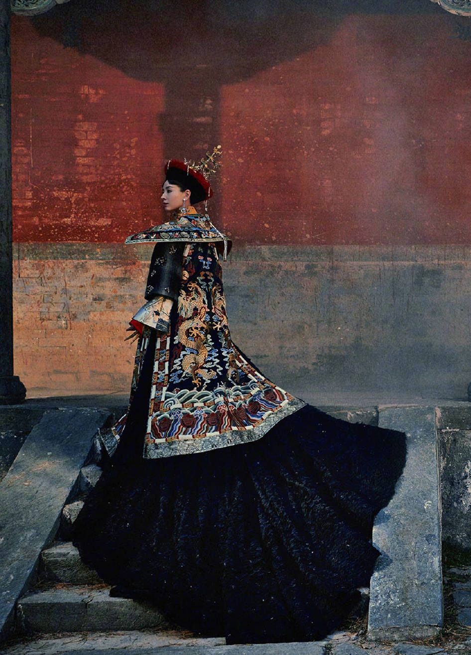 在《如懿传》中饰演富察皇后的董洁为剧组宣传所拍摄的一系列时尚主题
