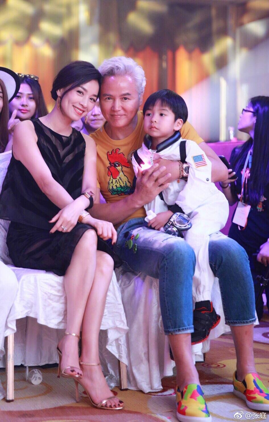 张庭晒全家出游照,很幸福!儿子长得像妈妈,女儿长得像爸爸!