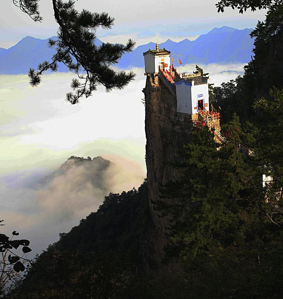 悬空寺不行了, 这个最险道观, 三面悬崖, 每年敢上去的人超不过10个