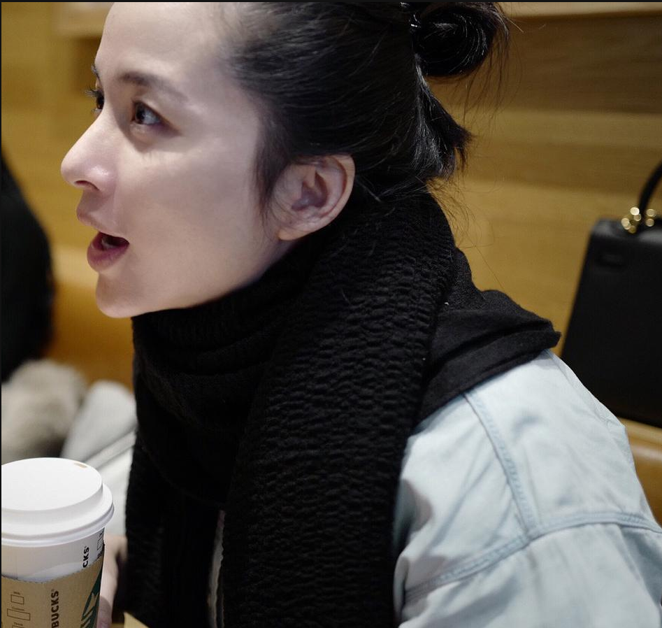 靳东老婆和友人久违相聚 素颜出镜皮肤精致气质佳