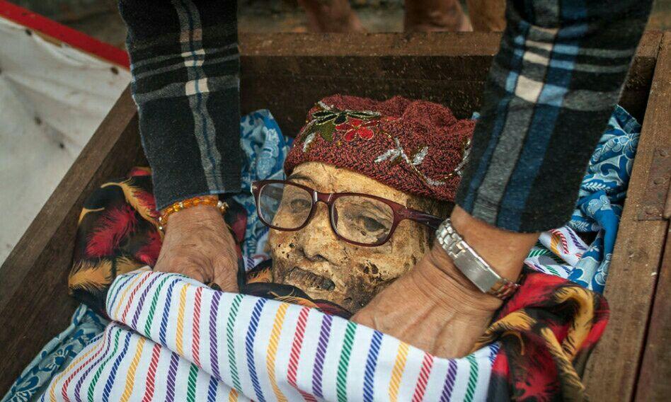 马达加斯加翻尸节每年将亲人遗骸挖出来晒太阳穿新衣