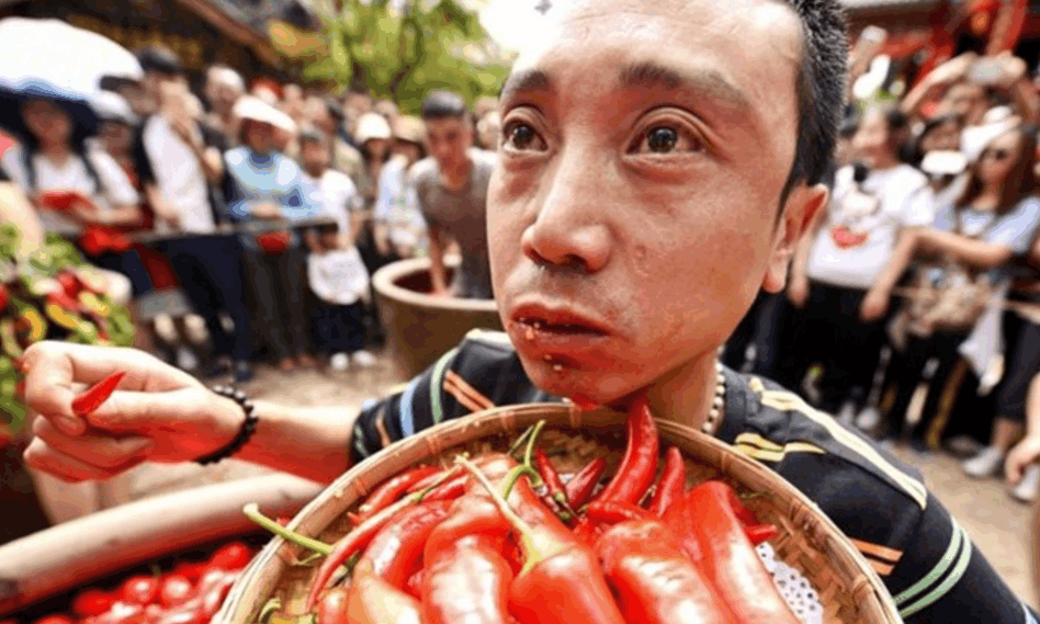 美女蹲在泡有辣椒的水缸里比赛吃辣椒网友纷纷评论表示心疼