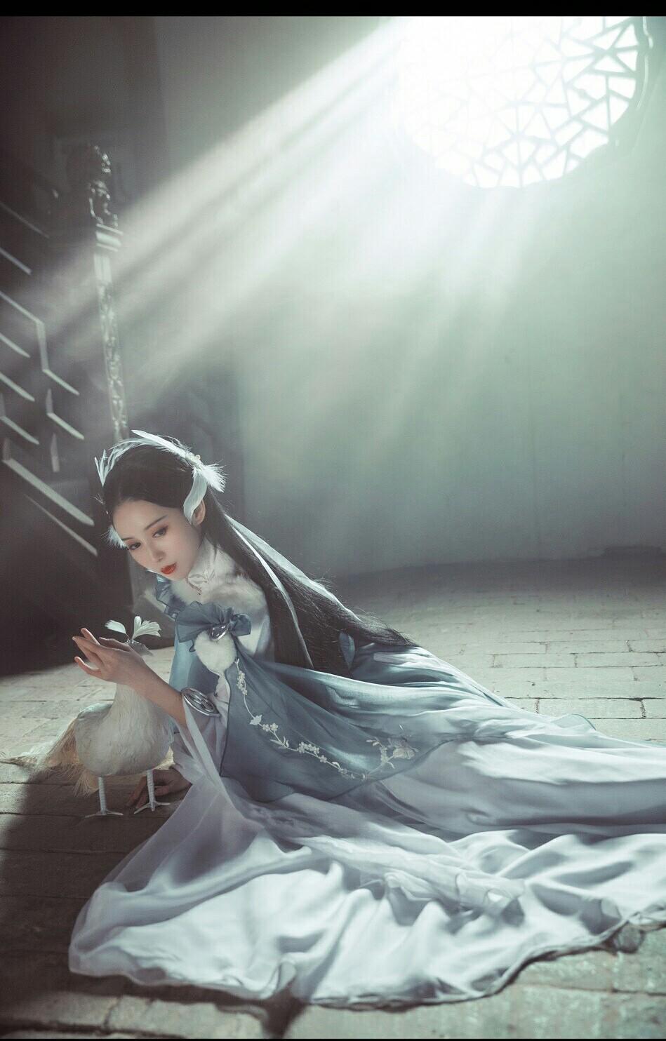 荡芦花间一壶醉,抚琴音依月满愁.春风满桃馥郁净,相贺长安苦谁清.