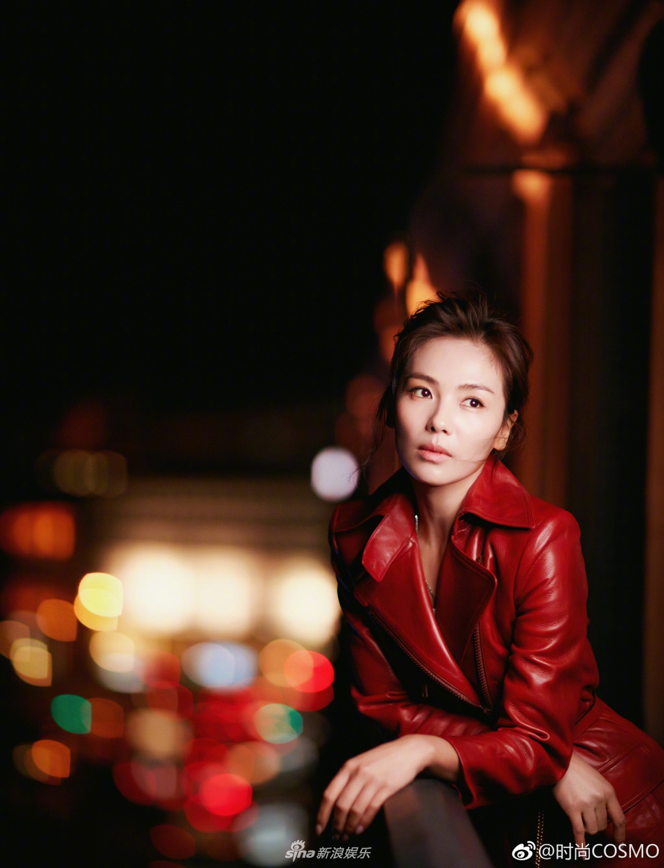 人妻刘涛亮相巴黎时装周穿红色皮裙女王范十足