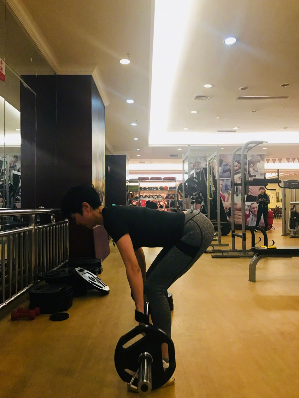 汪涵娇妻杨乐乐晒健身照,肌肤水润白皙,身材凹凸有致