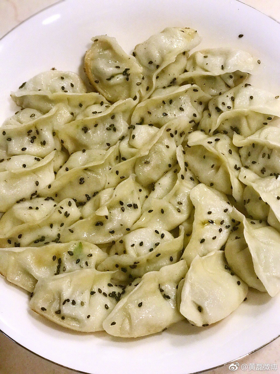 黄磊过年瘦出新高度,秒变小鲜肉 为家人一饺两做,满脸幸福