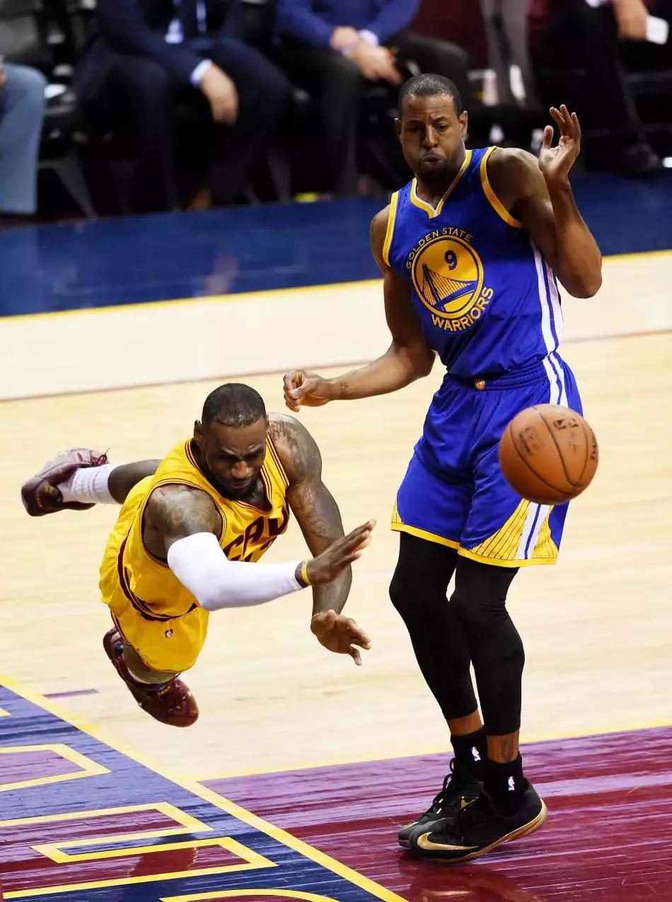 盘点nba球星的救球: 大帝最霸气, 奥尼尔最搞笑