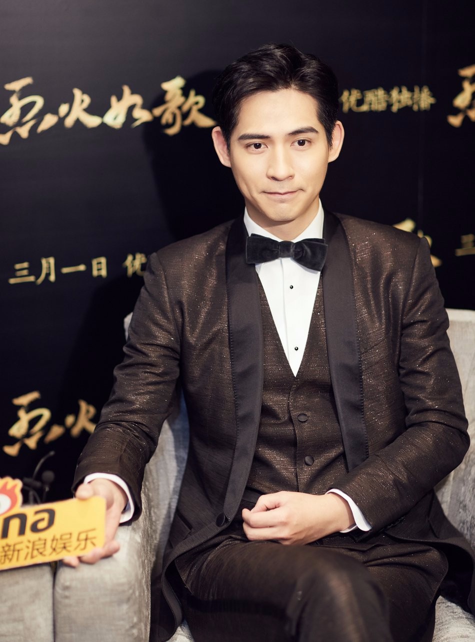 热巴身穿俏丽花裙嘟嘴卖萌变小可爱周渝民笑到眼看不见