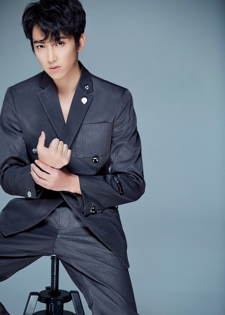 明俊臣冬日写真曝光 阳光男孩展露温暖笑容