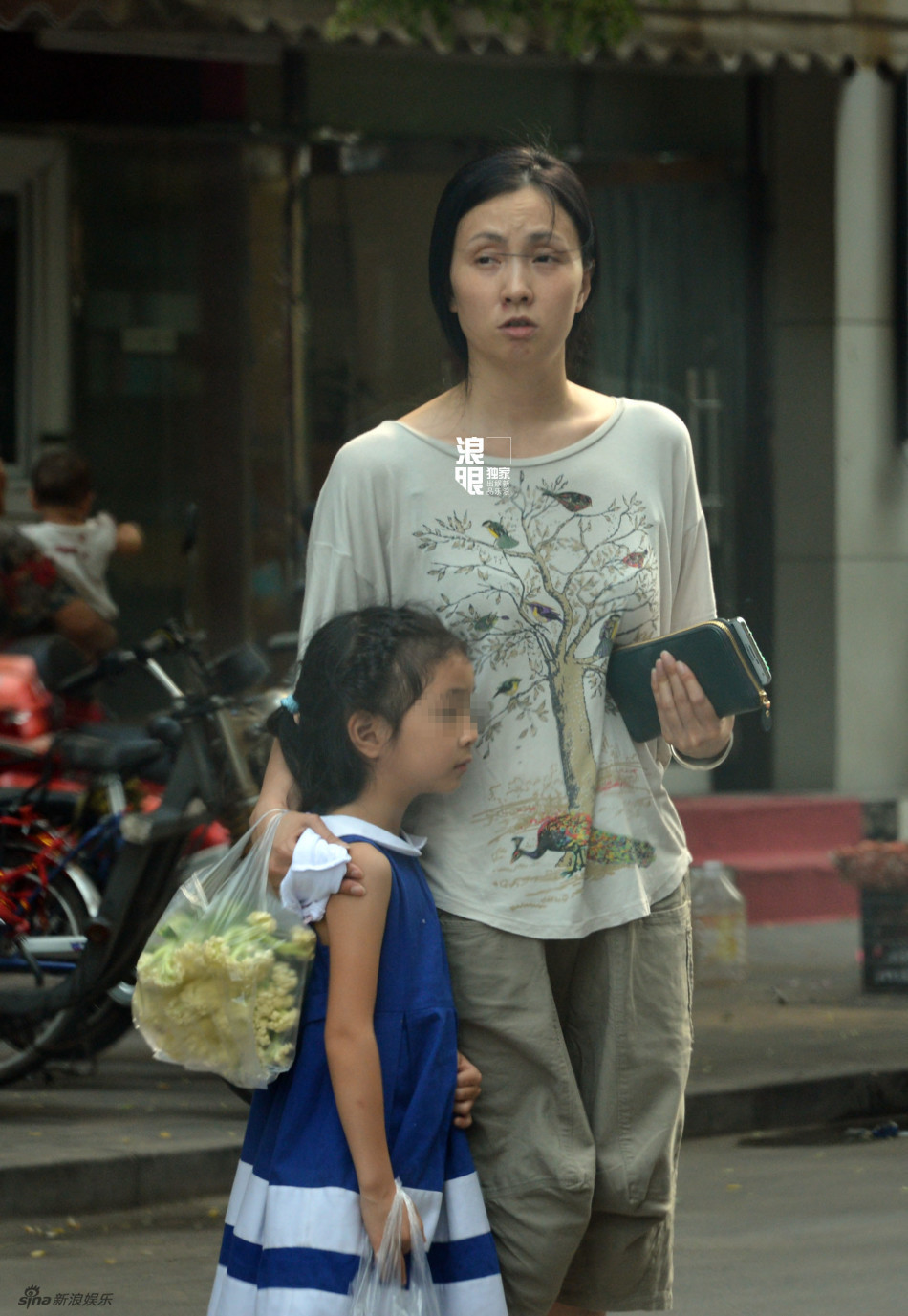 徐峥女儿近照,小眼单眼皮又黄有瘦,和妈妈陶虹比差远了