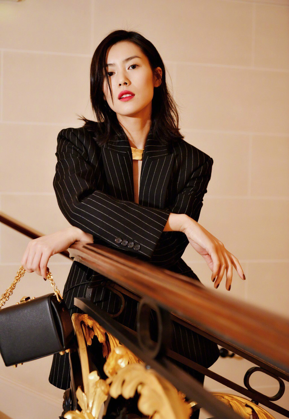 刘雯深v条纹西装性感知性 秀纤腰长腿美出新高度