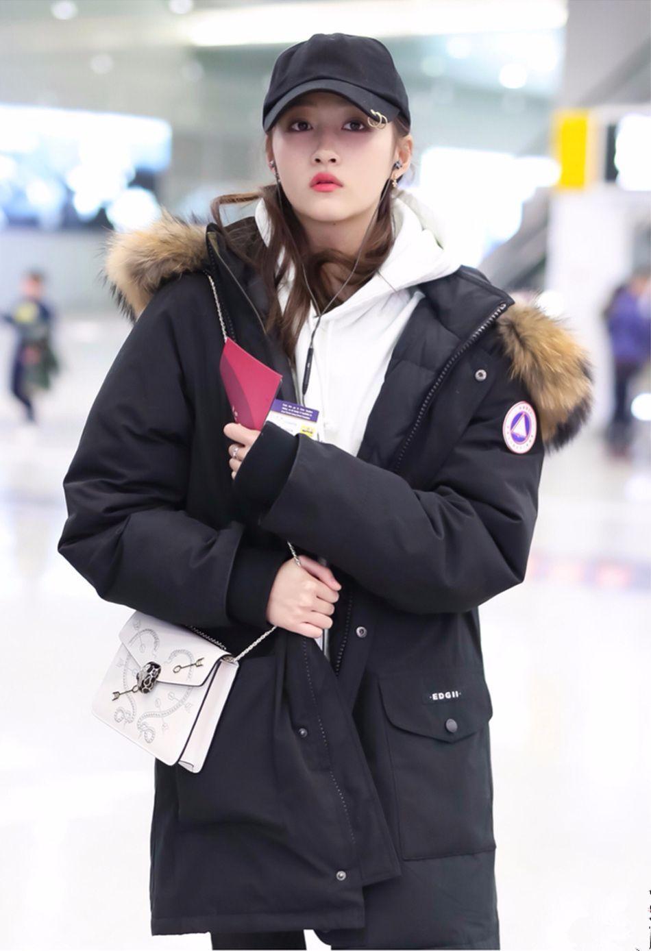 关晓彤婚纱店后红唇亮丽现身机场 槽点满满的买菜包包不见了