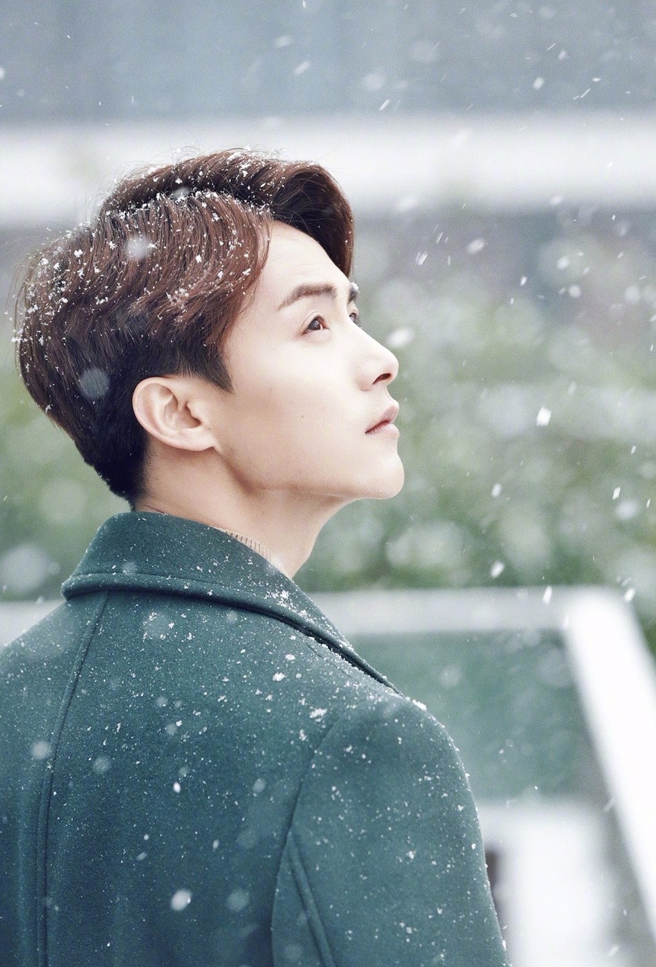 马天宇雪地拍摄写真一身西装低调而富有质感眼神忧郁而动人