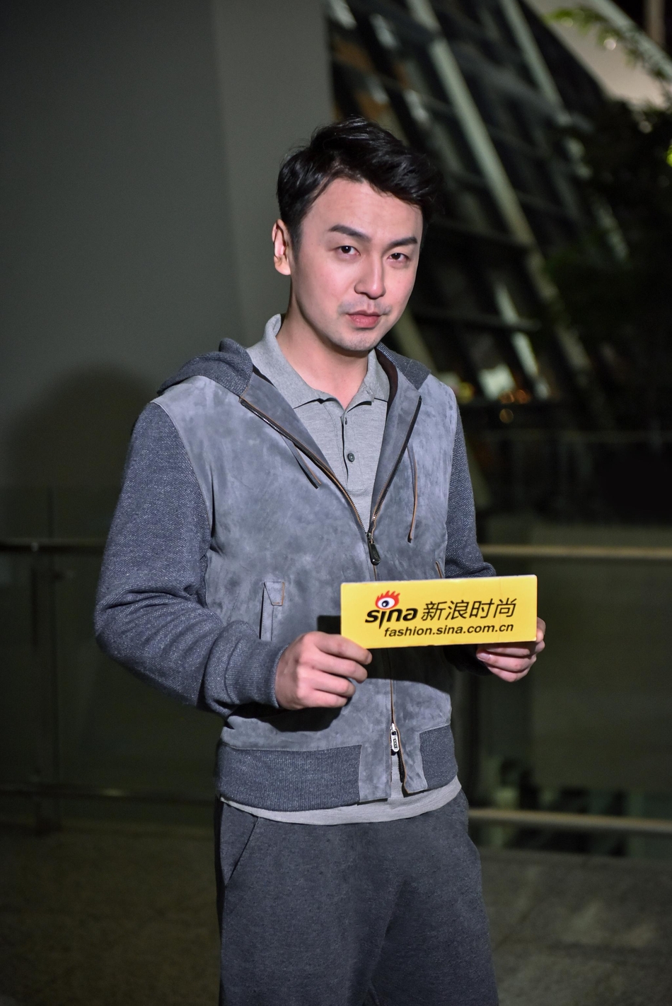 雷佳音看秀,穿丝绒套装成广场舞大妈,网友:求你别进军时尚!