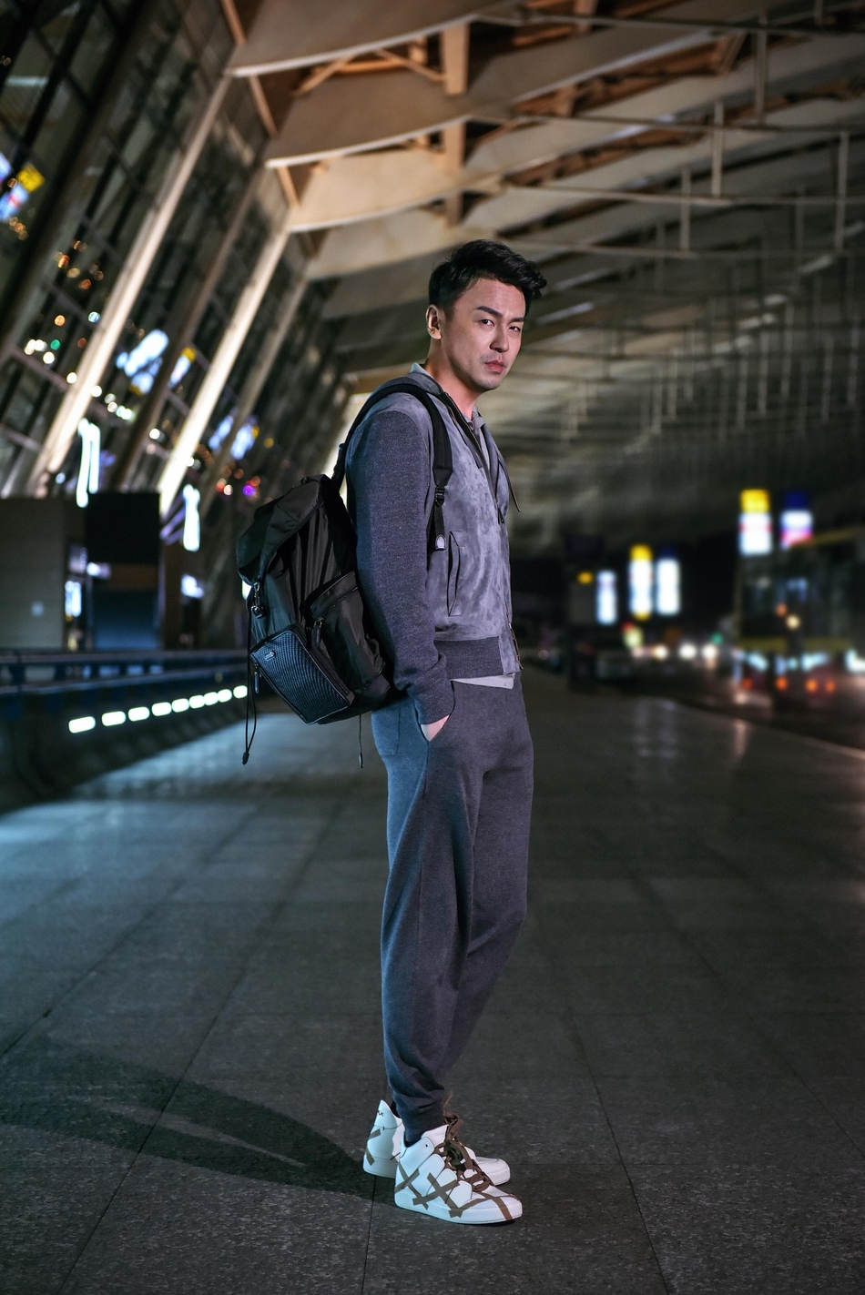 雷佳音看秀,穿丝绒套装成广场舞大妈,网友:求你别进军时尚!