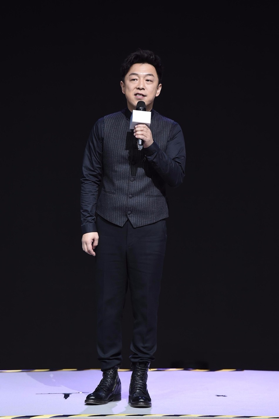 被传怀孕待产后舒淇西装遮肚亮相,搞怪助阵黄渤导演处女作