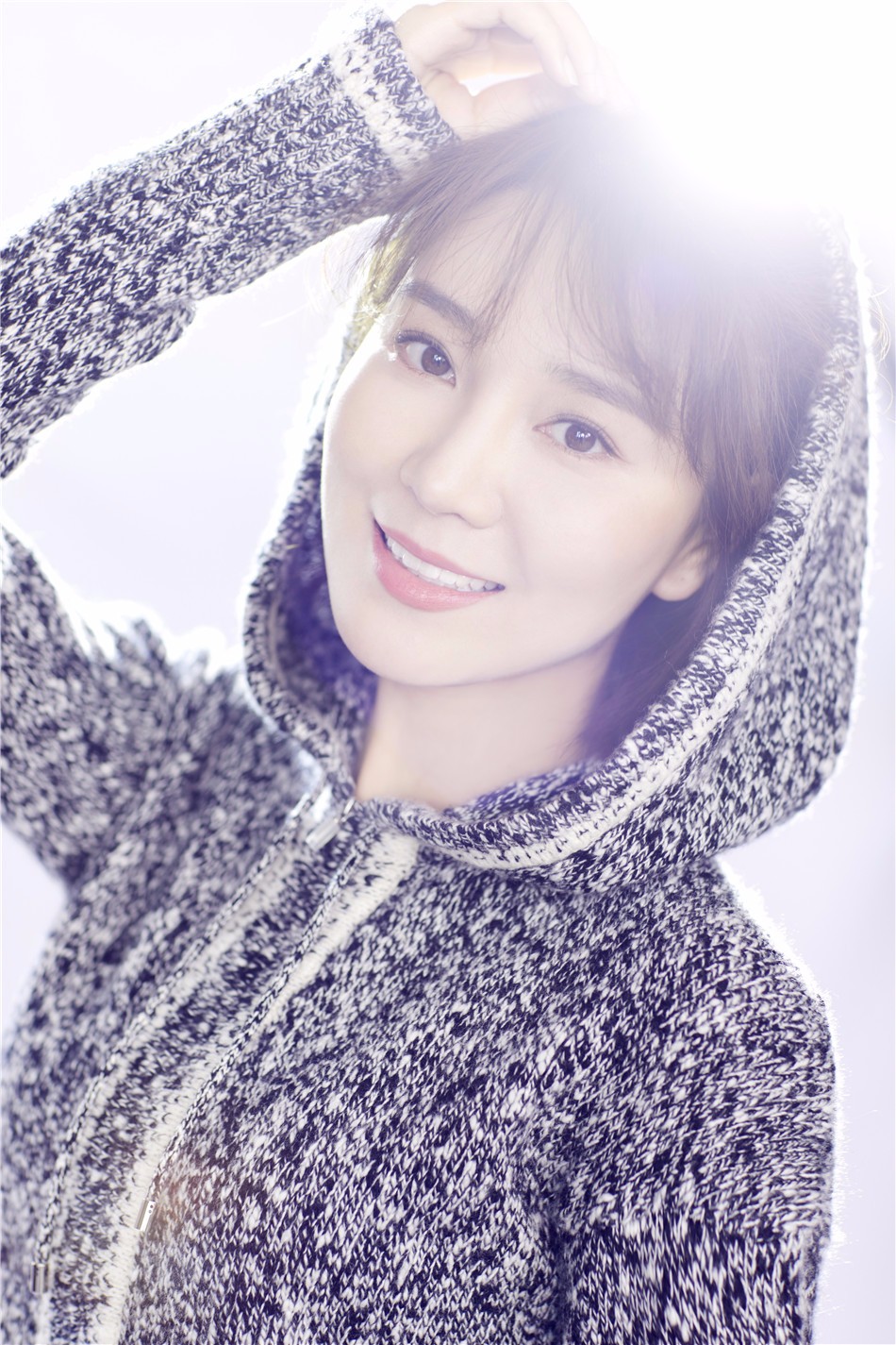 蓉卓曝冬日毛衣写真 笑意盈盈宛如冬日暖阳