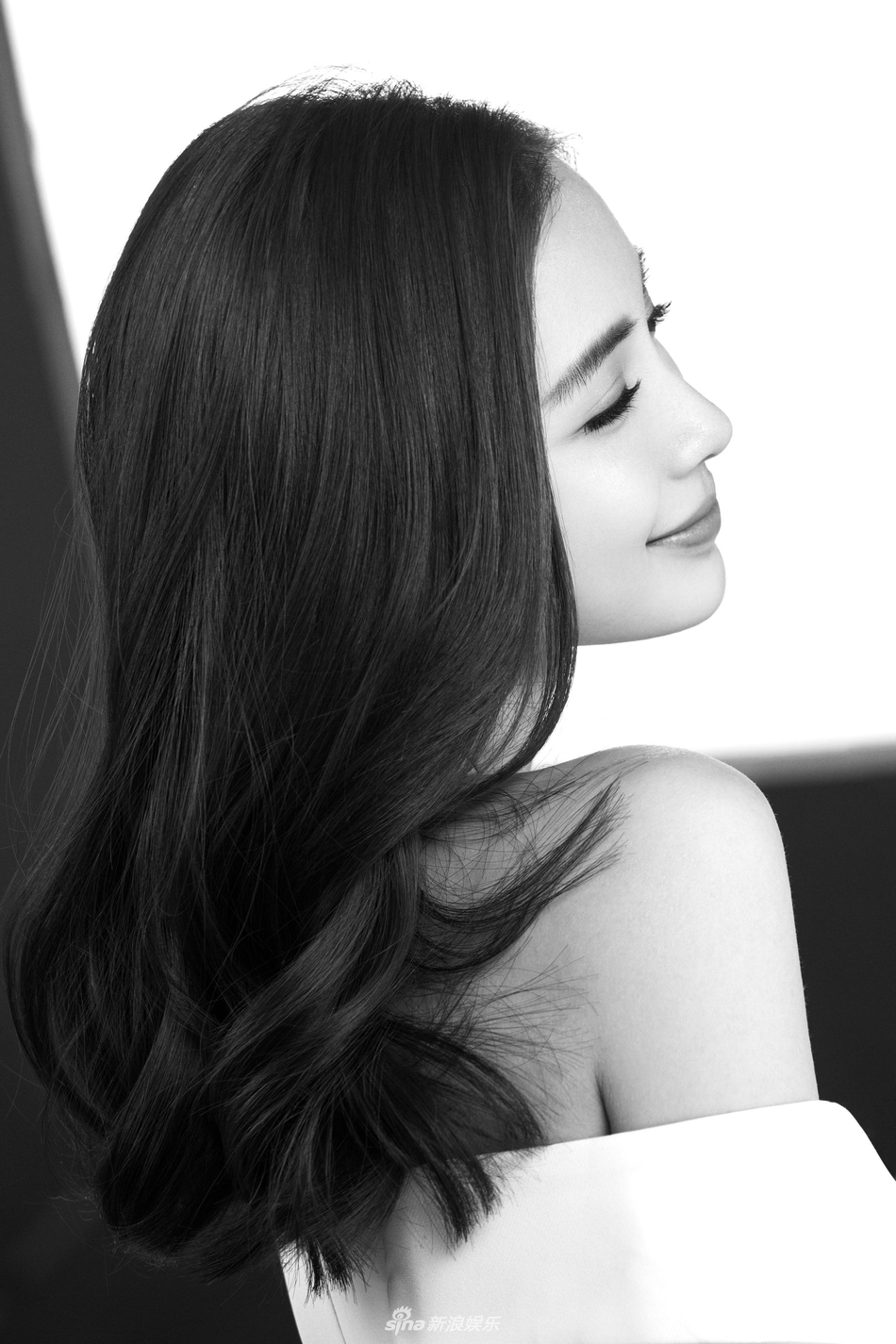 angelababy长发微卷大秀曲线 香肩微露超迷人