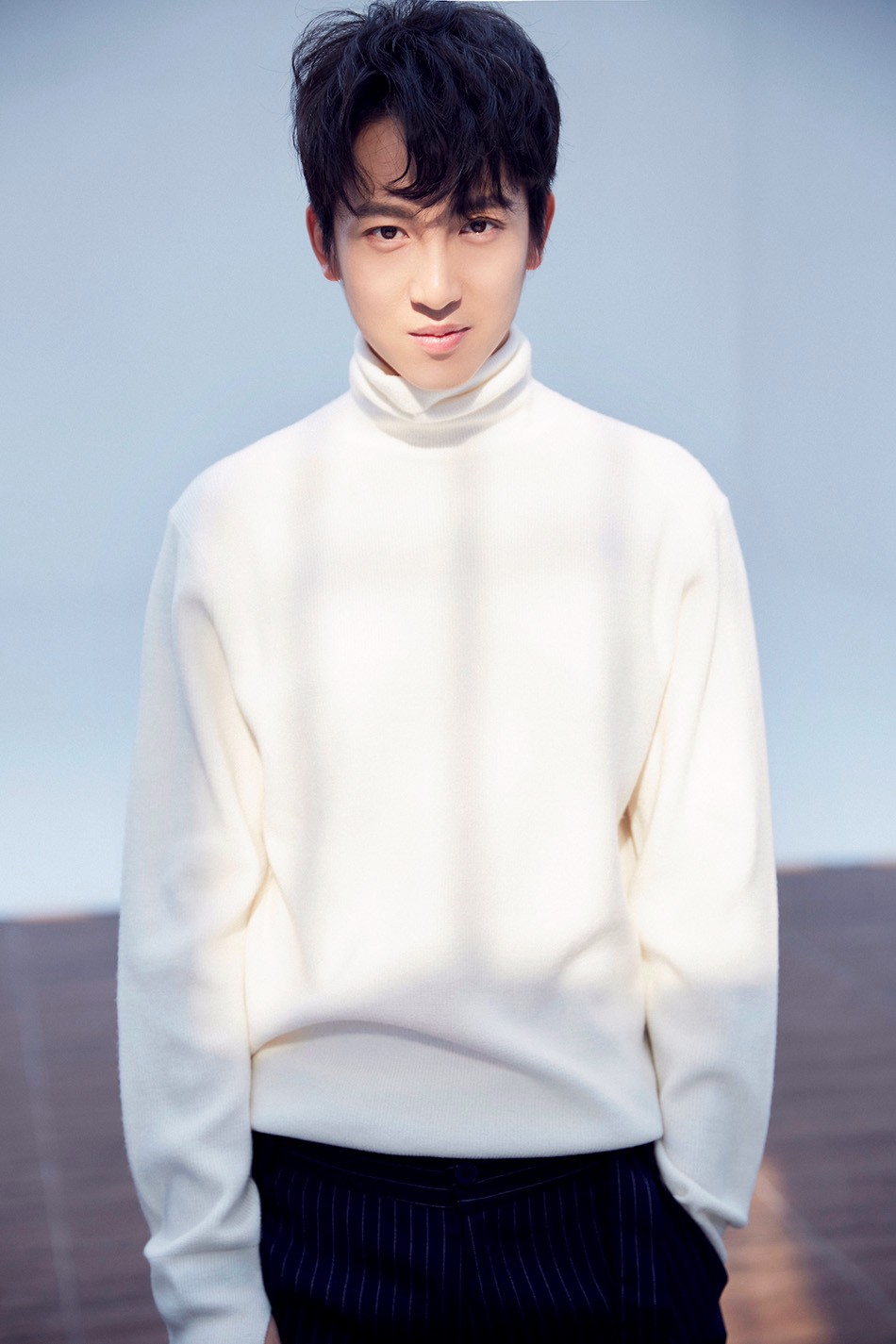 明俊臣冬日写真曝光 阳光男孩展露温暖笑容